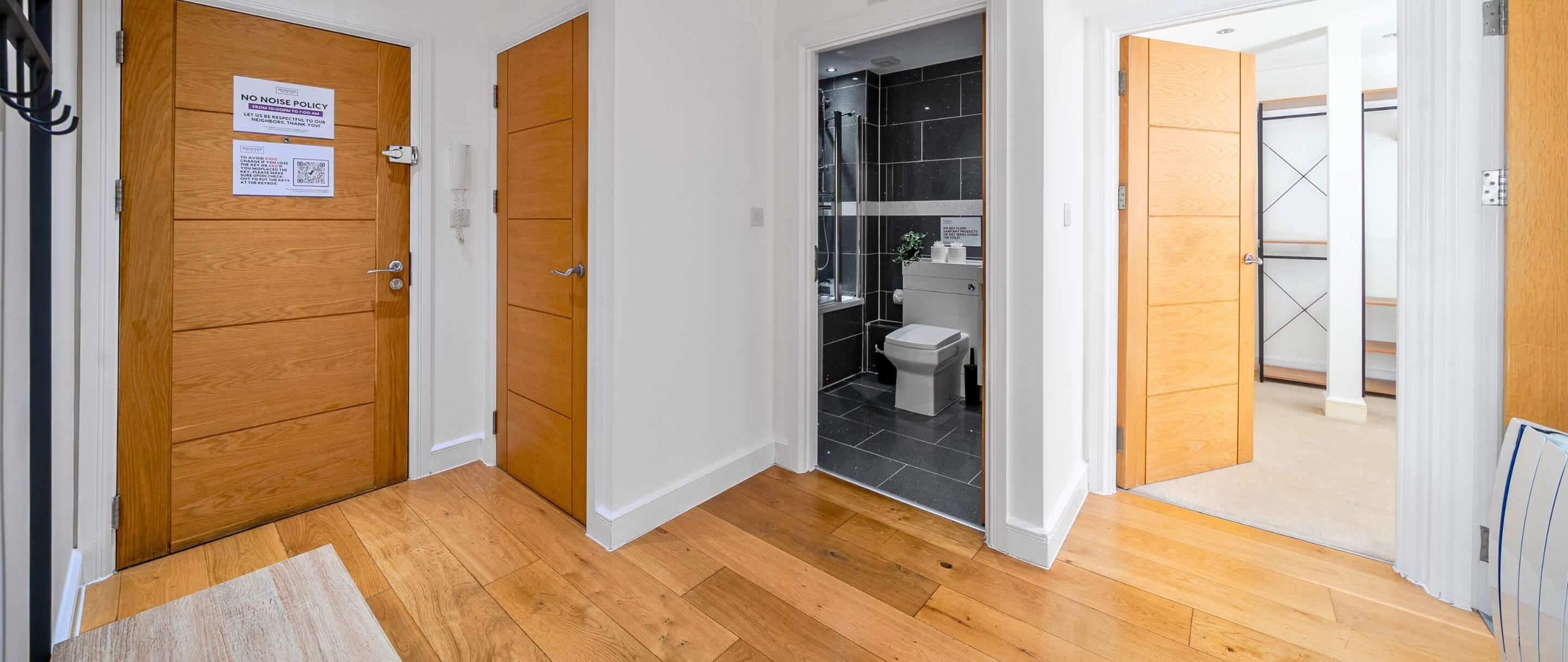 Een douche, een haardroger, handdoeken, shampoo