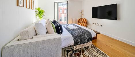 2 bedrooms, desk, iron/ironing board, WiFi