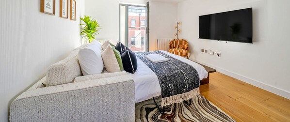 2 bedrooms, desk, iron/ironing board, WiFi