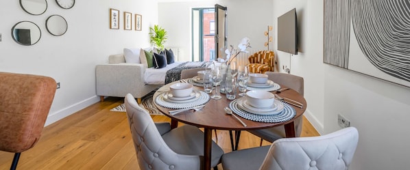 Dining - Modern Apartment | Pet-Friendly, Wi-Fi, Netflix (Camberley)