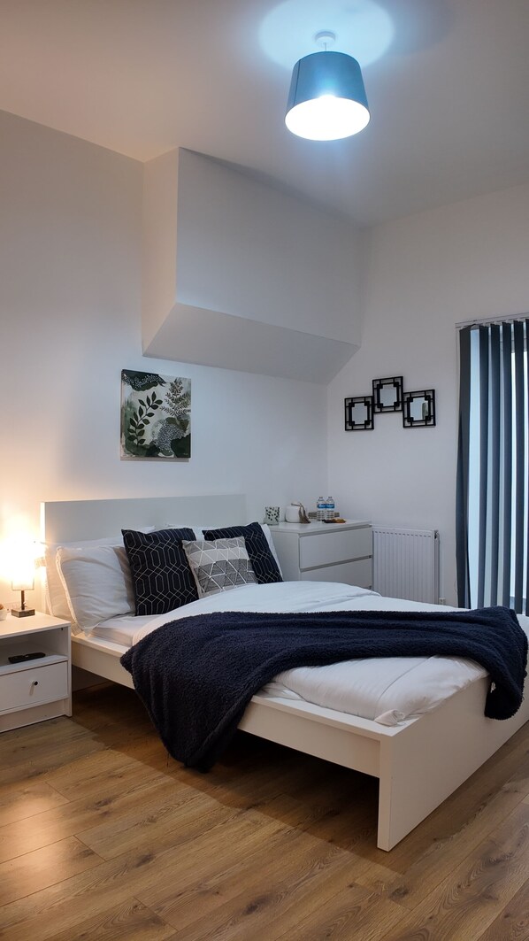 4 bedrooms, iron/ironing board, WiFi, bed sheets