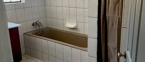 Dusch, hårtork, handdukar och tvål