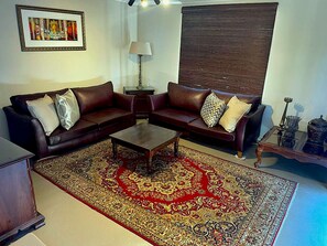 Living area - Charming 4-bedroom house with AC, WiFi in superb Gqeberha (Gqeberha)