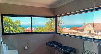 Charming 4-bedroom house with AC, WiFi in superb Gqeberha