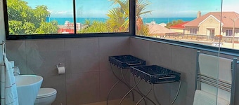 Charming 4-bedroom house with AC, WiFi in superb Gqeberha