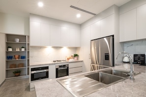 Køleskab, mikrobølgeovn, ovn, opvaskemaskine