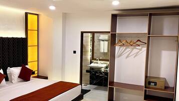 Suite familiar | Minibar, caja fuerte, escritorio y wifi gratis