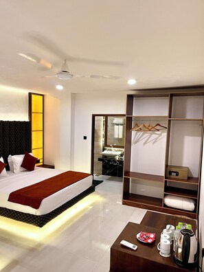 Suite familiar | Minibar, caja fuerte, escritorio y wifi gratis