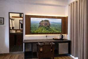 Familjesvit | Minibar, värdeförvaringsskåp på rummet, skrivbord och gratis wi-fi