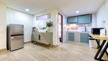Four-Bedroom Apartment with Kitchen | Private kitchen | Electric kettle