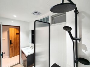 Two-Bedroom Apartment with Kitchen | Salle de bain | Séchoir à cheveux, pantoufles, serviettes fournies, savon