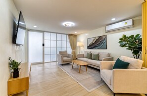 Four-Bedroom Apartment with Kitchen | Coin séjour