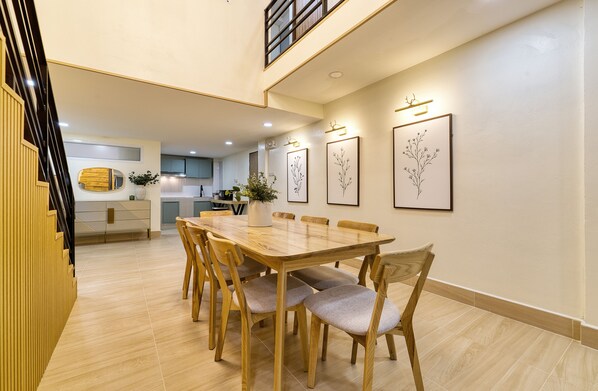 Four-Bedroom Apartment with Kitchen | In-room dining