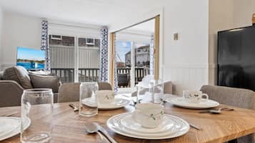 Kondominium, 1 Tempat Tidur Queen dengan tempat tidur Sofa, balkon (Serenity by the Sea) | Tempat makan