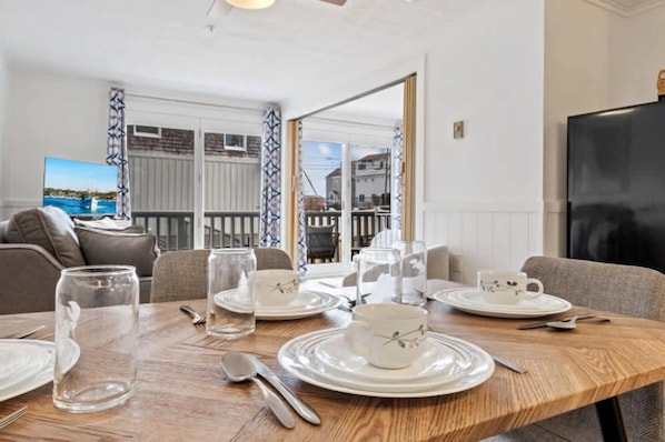 Daire, 1 Büyük (Queen) Boy Yatak ve Çekyat, Balkon, Bahçe Manzaralı (Serenity by the Sea) | Yemek sevisi