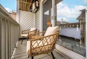 Daire, 1 Büyük (Queen) Boy Yatak ve Çekyat, Balkon, Bahçe Manzaralı (Serenity by the Sea) | Teras/veranda