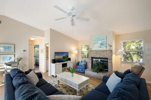 Smart TV, books - Holly Hideaway: Spacious 2 bed, heated pool, screened lanai, 5-mins to beach (Anna Maria)