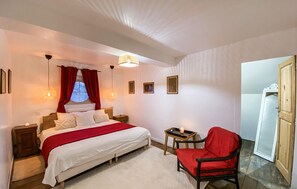 8 quartos, ferros/tábuas de passar roupa, berço de viagem