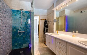 Shower, hair dryer - Pet friendly home in Clavette (Clavette)