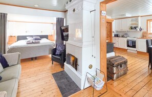 3 bedrooms, iron/ironing board, travel crib, free WiFi