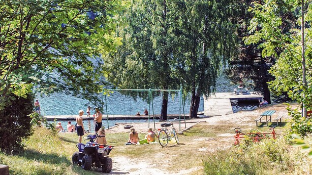 A lakeside park with a wooden dock, picnic tables, and a playground. - Amazing home in åsensbruk with WiFi (Åsensbruk)