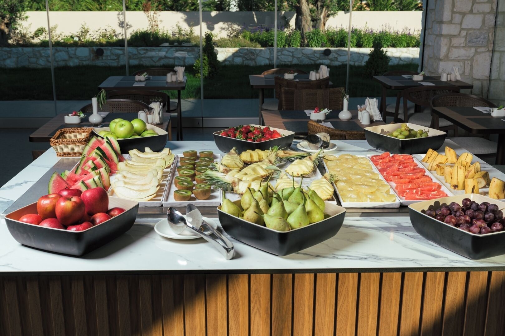 Un tavolo con un buffet di frutta e verdura.
