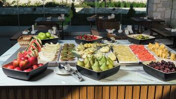 Un tavolo con un buffet di frutta e verdura.