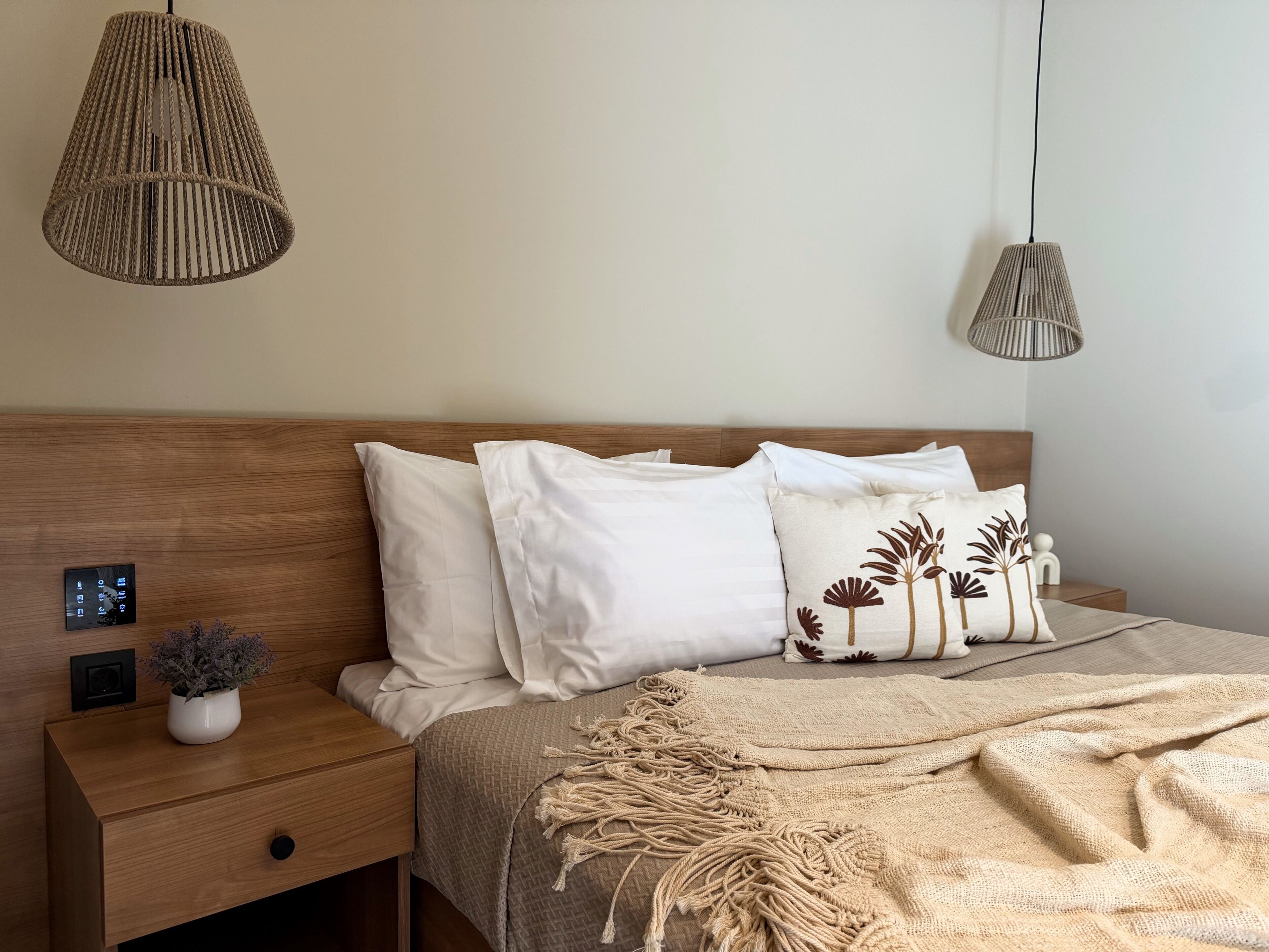 Ropa de cama hipoalergénica y caja de seguridad en la habitación 