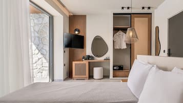 Ropa de cama hipoalergénica y caja de seguridad en la habitación