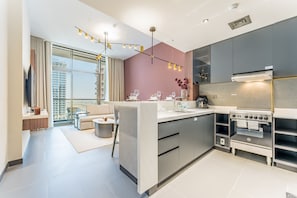 Frigorifero, microonde, forno, piano cottura