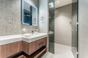 Shower, hair dryer, towels, soap - High-Rise 1BR with Lake and City Views and Minutes to Metro, MBL Royal, JLT (Dubai)