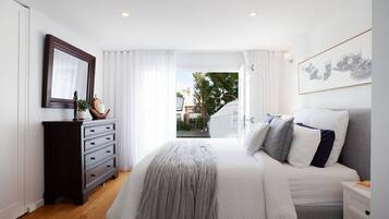 3 bedrooms, desk, iron/ironing board, travel cot