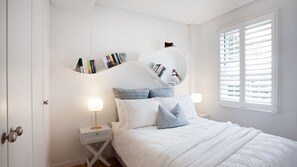 3 slaapkamers, een bureau, een strijkplank/strijkijzer, reisbedje