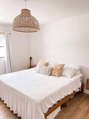 2 Schlafzimmer, Schreibtisch, Bügeleisen/Bügelbrett, Reisekinderbett
