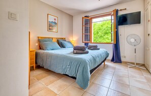 4 slaapkamers, een strijkplank/strijkijzer, reisbedje, gratis wifi