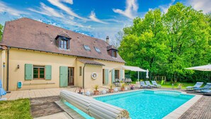 A house with a swimming pool, a patio with lounge chairs, and a garden. - Gorgeous home in Trémolat (Trémolat)