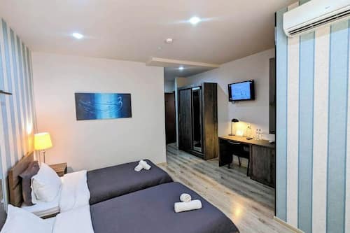 Standard Twin Room | Desk, laptop workspace, soundproofing, iron/ironing board