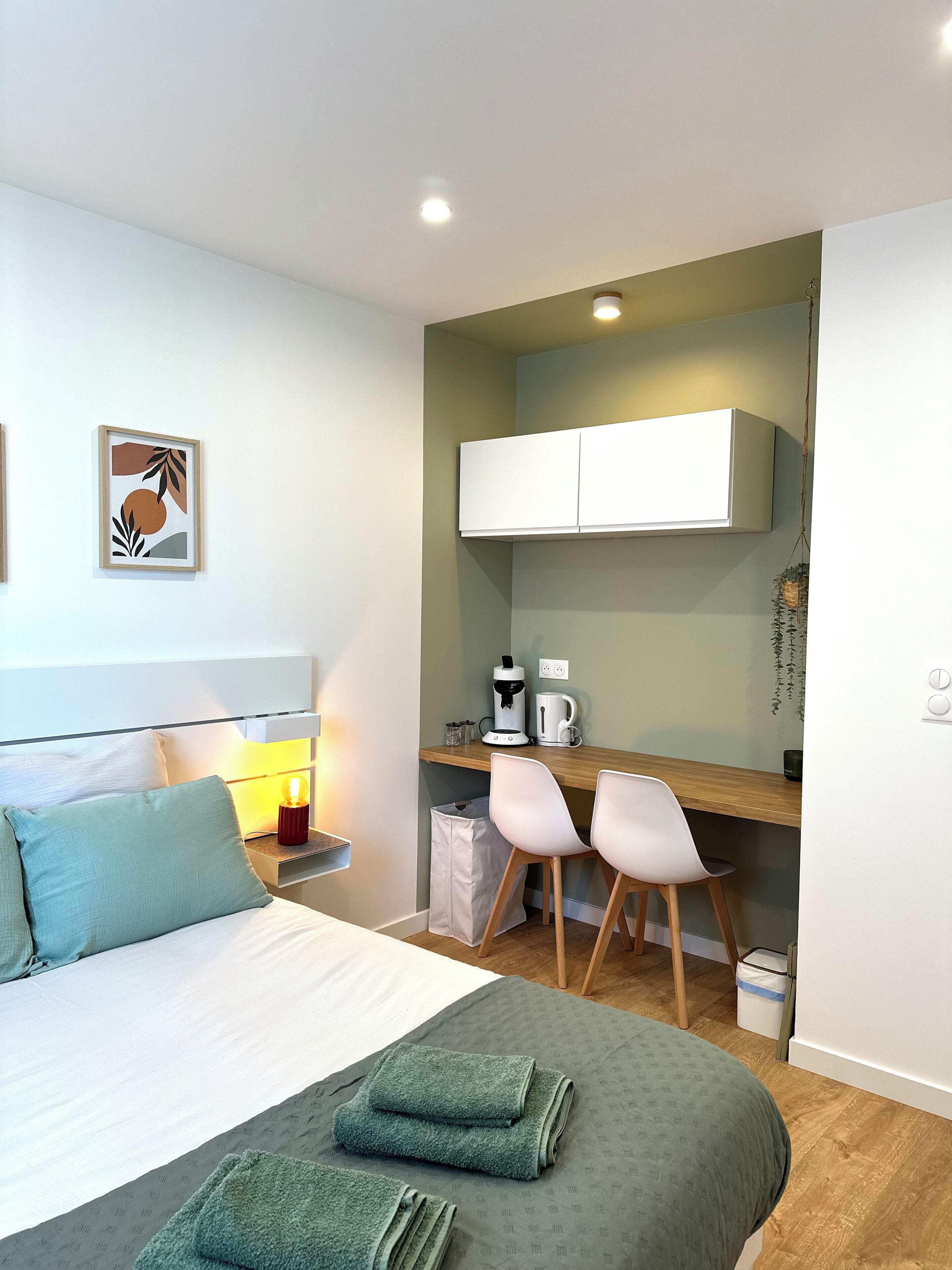 1 slaapkamer, een bureau, een strijkplank/strijkijzer, reisbedje