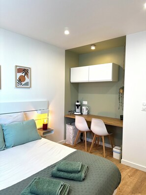 1 habitación, escritorio, tabla de planchar con plancha y cuna de viaje