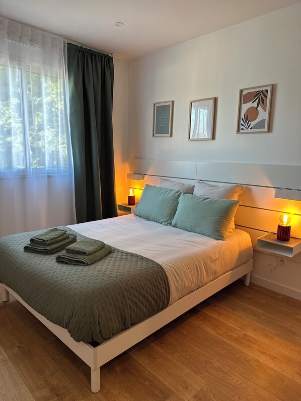 1 bedroom, desk, iron/ironing board, travel cot - Close to Nantes & Airport ● 24/24 autonomous arrival ● Loire by bike (La Montagne)