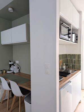 Fridge, microwave, oven, stovetop - Close to Nantes & Airport ● 24/24 autonomous arrival ● Loire by bike (La Montagne)