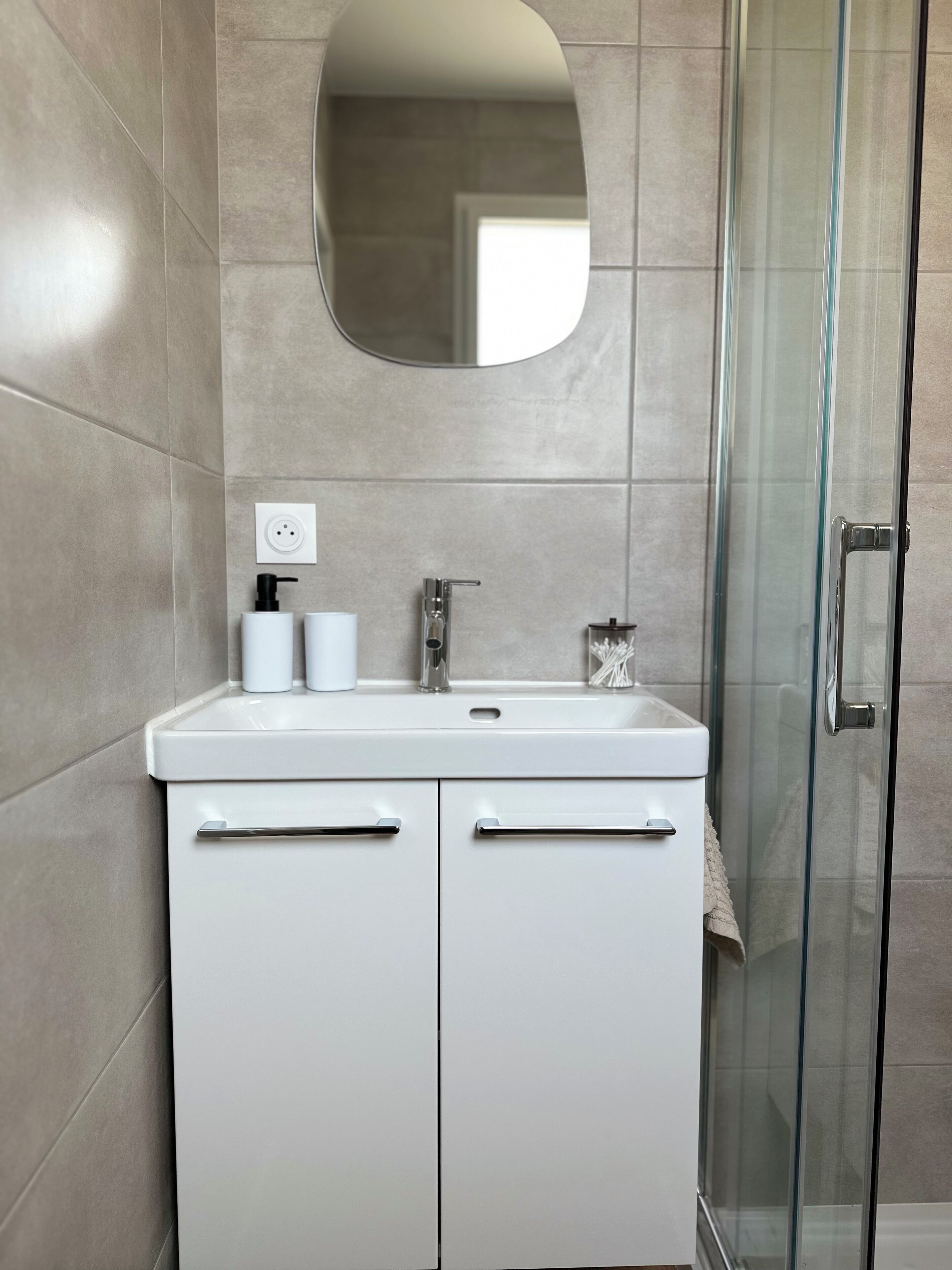 Douche, sèche-cheveux, serviettes fournies, savon