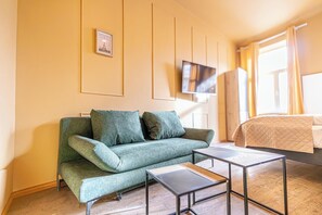 Basic Room - 4BR Apt for 10P Walk to Westbahnhof (Vienna)