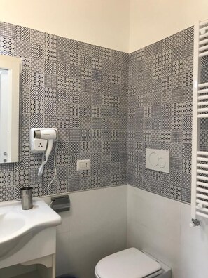 Chambre Double Classique, balcon | Salle de bain | Douche, sèche-cheveux, serviettes fournies, savon