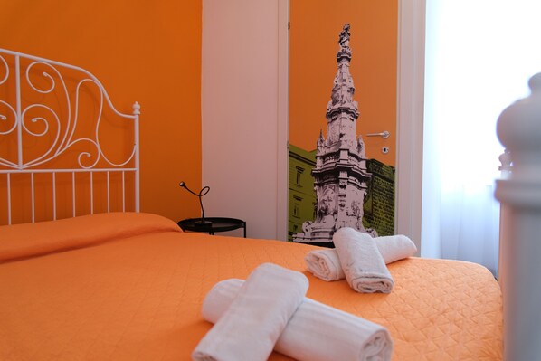 Schreibtisch, Verdunkelungsvorhänge, schallisolierte Zimmer