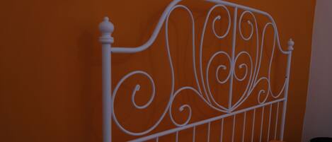 Bureau, rideaux occultants, chambres insonorisées