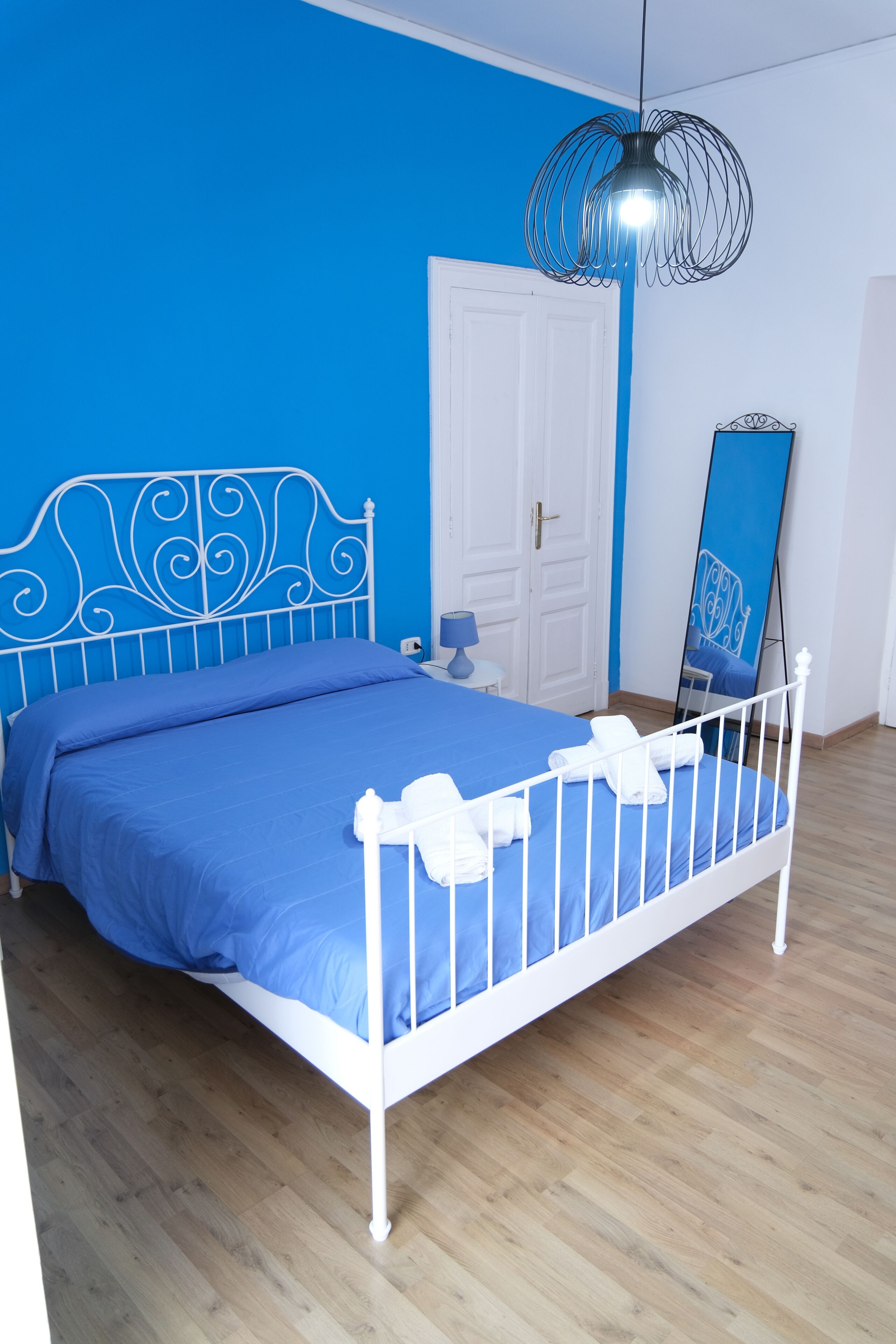 Skrivebord, blendingsgardiner, lydisolert og strykejern/-brett