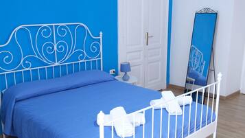 Een bureau, verduisterende gordijnen, geluiddichte muren