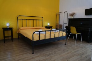 Desk, blackout drapes, soundproofing, iron/ironing board - Bed & Breakfast Tarumbò - Napoli (Naples)