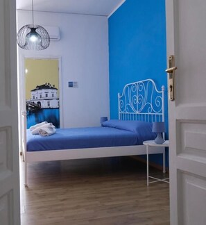 Skrivebord, mørklægningsgardiner, lydisolering, strygejern/strygebræt